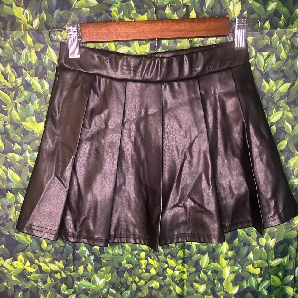 SHEIN Shiny Black Pleated Skirt - Picture 2 of 5